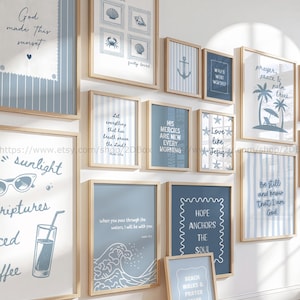 Op de afbeelding: Een verzameling ingelijste kunstafdrukken met een kustthema. De prints tonen inspirerende citaten, nautische afbeeldingen zoals schelpen en ankers, en een kleurenpalet van blauw en wit. De lijsten zijn van licht hout.