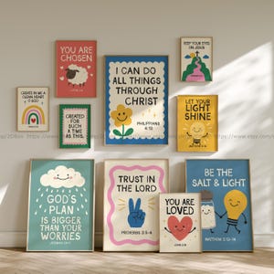 Pode incluir: Uma coleção de dez quadros retangulares com ilustrações coloridas e textos religiosos. Os designs incluem uma ovelha, um arco-íris, uma flor sorridente, uma lâmpada, uma nuvem de chuva, um sinal de paz e um coração com texto.