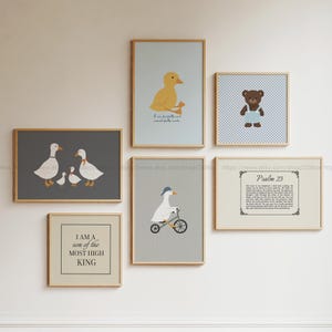 Könnte beinhalten: Eine Sammlung gerahmter Kunstdrucke mit skurrilen Illustrationen. Die Drucke zeigen eine gelbe Ente, einen Teddybären, Gänse und eine Gans auf einem Fahrrad. Ein Druck zeigt den Text "I am a son of the most high king."