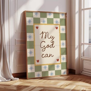 Könnte beinhalten: Gerahmter Kunstdruck mit den Worten "My God can" in brauner Schrift. Der Hintergrund zeigt ein grün-weißes Karomuster mit blauen Sternen. Der zentrale Text befindet sich auf einem cremefarbenen Hintergrund mit roten Herzen.