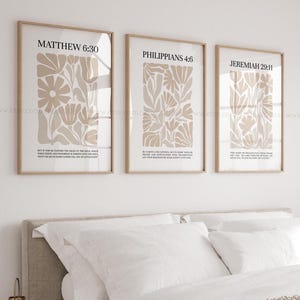 Peut inclure: Trois impressions encadrées avec des motifs floraux beiges et des versets bibliques. Les versets sont "Matthieu 6:30", "Philippiens 4:6" et "Jérémie 29:11".