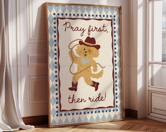 Arte de parede cristã com cachorro cowboy – Ore primeiro, depois cavalgue – Versículo bíblico fofo para imprimir, perfeito para decoração de quarto de bebê boho western com citações das Escrituras.