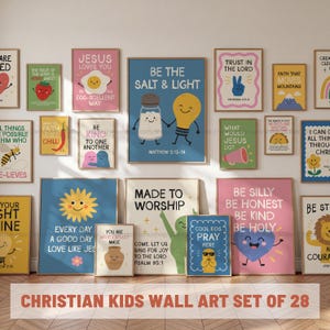 Könnte beinhalten: Eine Sammlung von achtundzwanzig Wandbildern mit farbenfrohen Illustrationen und inspirierenden Texten für Kinder. Die Designs zeigen Zeichentrickfiguren wie ein lächelndes Ei, einen Salzstreuer, eine Glühbirne, eine Sonne und einen Löwen mit religiösen Botschaften.