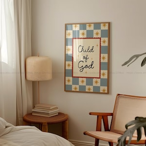 Puede incluir: Una impresi&oacute;n art&iacute;stica enmarcada con el texto "Child of God". La obra presenta un patr&oacute;n de cuadros azules y blancos con detalles de estrellas doradas. El texto est&aacute; en un rect&aacute;ngulo crema con un borde rojo festoneado.