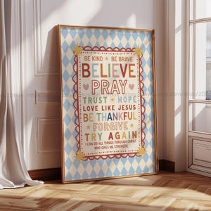 Può includere: Un poster incorniciato con un bordo dorato con uno sfondo a motivi di diamanti blu chiaro e bianco. Il poster ha un testo che recita "Be Kind, Be Brave, Believe, Pray, Trust, Hope, Love Like Jesus, Be Thankful, Forgive, Try Again."