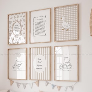 Könnte beinhalten: Satz von sechs druckbaren Kinderzimmer-Kunstdrucken mit einer neutralen Farbpalette. Die Drucke zeigen Illustrationen einer Gans, eines Bären und einer Gans mit einem Küken. Die Drucke enthalten auch Text wie "Every good and perfect gift is from above", "Psalm 23", "I am loved beyond measure", und "God has a great plan for me".