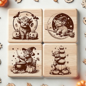 Pu&ograve; includere: Set di quattro sottobicchieri quadrati in legno con illustrazioni a tema Halloween. Ogni sottobicchiere presenta una mucca delle Highlands in varie scene spettrali, tra cui zucche, pipistrelli, un cappello da strega e un calderone. I disegni sono in stile rustico.