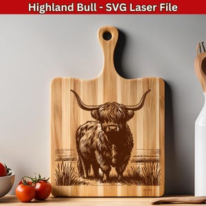 Puede incluir: Una tabla de cortar de madera con un diseño de un toro de las Tierras Altas grabado con láser. El toro es marrón y tiene pelo largo y peludo. La tabla tiene un asa y está hecha de madera clara.
