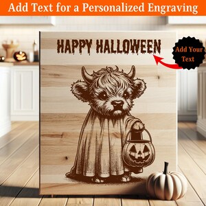 Pu&ograve; includere: Un tagliere in legno a tema Halloween. La tavola presenta una mucca delle Highlands vestita con un costume da fantasma, che tiene in mano un secchio di jack-o'-lantern. Le parole "HAPPY HALLOWEEN" sono incise in alto. Una zucca &egrave; posizionata in basso a destra.