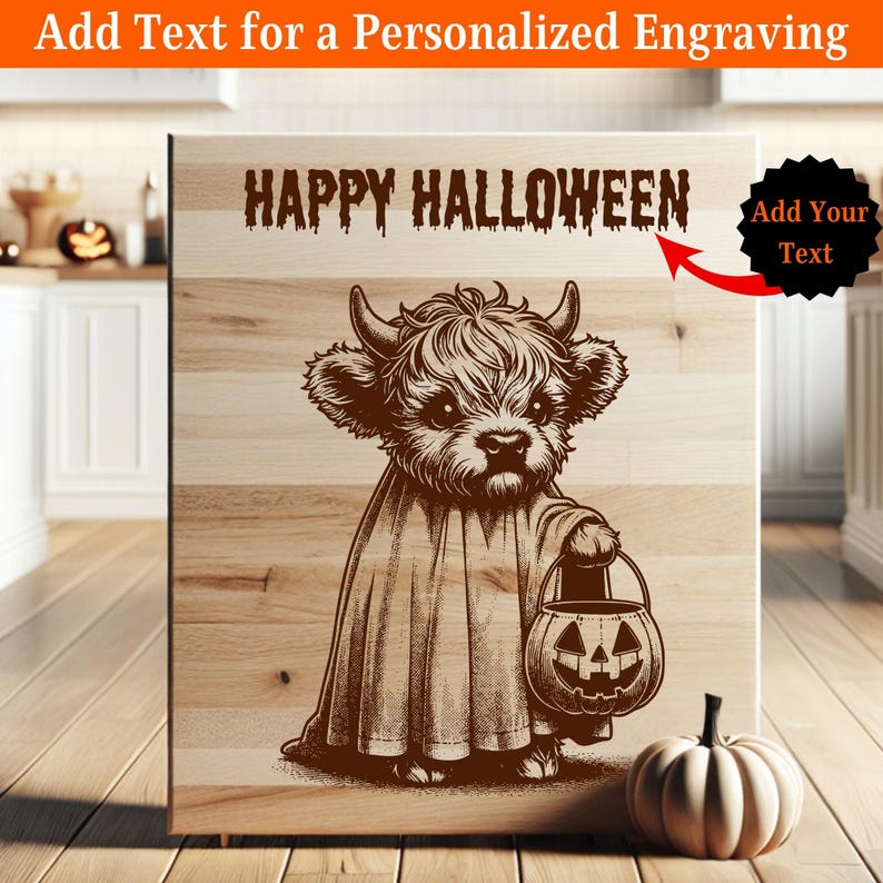 Pu&ograve; includere: Un tagliere in legno a tema Halloween. La tavola presenta una mucca delle Highlands vestita con un costume da fantasma, che tiene in mano un secchio di jack-o'-lantern. Le parole "HAPPY HALLOWEEN" sono incise in alto. Una zucca &egrave; posizionata in basso a destra.