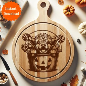 Pu&ograve; includere: Un tagliere rotondo in legno con manico, con un design di Halloween intagliato. Il design include una mucca in un secchio di jack-o'-lantern pieno di caramelle. Le parole "Download istantaneo" sono in una stella arancione.