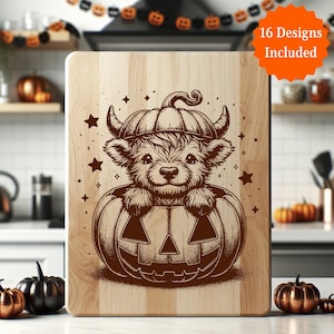 Pu&ograve; includere: Un tagliere in legno con un design di Halloween intagliato. Il design presenta un simpatico cucciolo con un cappello a zucca e seduto all'interno di una zucca intagliata. Le parole "16 Designs Included" sono in un cerchio arancione.