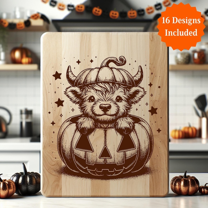 Pu&ograve; includere: Un tagliere in legno con un design di Halloween intagliato. Il design presenta un simpatico cucciolo con un cappello a zucca e seduto all'interno di una zucca intagliata. Le parole "16 Designs Included" sono in un cerchio arancione.