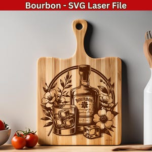 Puede incluir: Una tabla de cortar de madera con un diseño grabado con láser de una botella de bourbon, un vaso de hielo y detalles florales. El diseño es en marrón y negro sobre un fondo de madera claro. El texto "BOURBON" es visible en la botella.