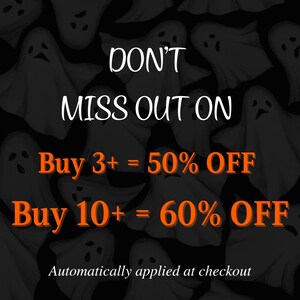 Pu&ograve; includere: Grafica a tema Halloween con fantasmi dei cartoni animati sullo sfondo. Il testo recita "DON'T MISS OUT ON", seguito da "Buy 3+ = 50% OFF" e "Buy 10+ = 60% OFF". Il testo "Automatically applied at checkout" &egrave; in basso.