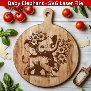 Może przedstawiać: Drewniana deska do krojenia z laserowo grawerowanym wzorem przedstawiającym małe słonie noszące wianek z kwiatów i trzymające bukiet kwiatów.