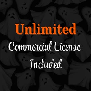 Pu&ograve; includere: Uno sfondo scuro con un motivo di fantasmi dei cartoni animati. Il testo "Unlimited Commercial License Included" &egrave; visualizzato in arancione e bianco, indicando una licenza commerciale.