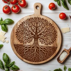 Op de afbeelding: Ronde houten snijplank met een handvat, met een gedetailleerd levensboomontwerp. De takken en wortels van de boom zijn ingewikkeld in het hout gesneden. Verse tomaten, basilicum en kaas omringen de plank.