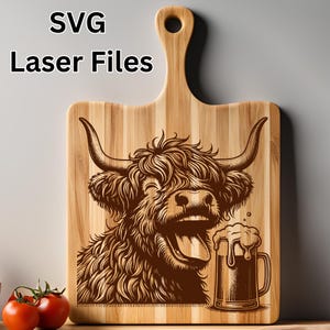 Op de afbeelding: Een houten snijplank met een lasergegraveerd ontwerp van een Highland-koe met een bierglas. De koe glimlacht en steekt zijn tong uit. Het ontwerp is in bruin en zwart.