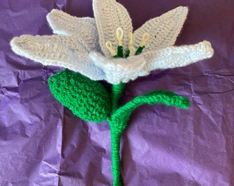 Small crochet lily