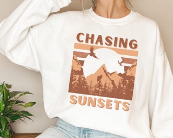 Chasing Sunsets Sweatshirt, Retro Sunset Sweatshirt, Women’s Mountain Sweatshirts, Women’s Hiking Shirts