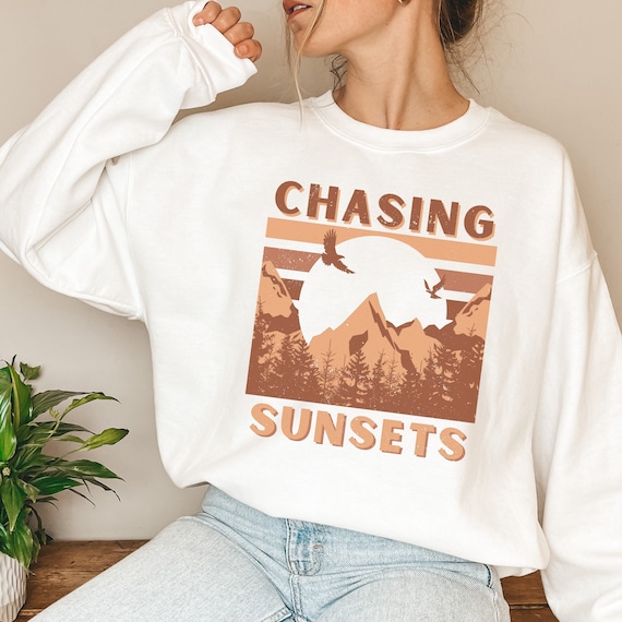 Chasing Sunsets Sweatshirt, Retro Sunset Sweatshirt, Women’s Mountain Sweatshirts, Women’s Hiking Shirts
