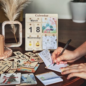 Calendrier Montessori 2023 Calendrier de bureau en bois pour l'école à la maison, jouets Montessori, tableau des tâches ménagères, tableau des routines pour enfants, saison, cadeau coloré pour bébé