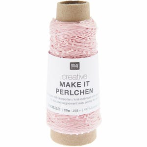 Könnte beinhalten: Eine Spule rosa Strickgarn mit weißen Perlen, beschriftet mit "creative MAKE IT PERLCHEN" von RICO DESIGN. Der Faden ist um eine Papprolle gewickelt. Das Etikett gibt 25g und 255m 100% Lyocell-Garn an.