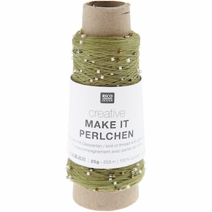 Könnte beinhalten: Eine Spule olivgrünes Garn mit kleinen, bunten Perlen. Das Etikett lautet "creative MAKE IT PERLCHEN". Das Garn ist um eine Pappröhre gewickelt. Die Spule enthält 255 Meter Garn.