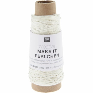 Könnte beinhalten: Eine Spule cremefarbenes Garn mit kleinen silbernen Perlen. Das Etikett trägt die Aufschrift "creative MAKE IT PERLCHEN" und den Text "25g - 255m | 100% Lyocell". Das Garn ist um eine Papprolle gewickelt.