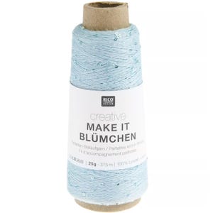 Könnte beinhalten: Hellblaues Garn mit Pailletten auf einer Spule. Auf dem Etikett steht "creative MAKE IT BLÜMCHEN" und der Text "25g - 375 m | 100% Lyocell". Das Garn ist um einen Pappkern gewickelt, geeignet für Strick- und Bastelprojekte.