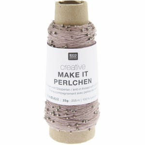 Könnte beinhalten: Eine Spule mauvefarbenes Garn mit kleinen Metallperlen. Das Etikett lautet "creative MAKE IT PERLCHEN" und zeigt die Marke "RICO DESIGN". Das Garn ist um eine Papprolle gewickelt. Das Etikett gibt auch an, dass das Garn 25g und 255m lang ist.