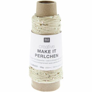 Könnte beinhalten: Eine Spule beigefarbenes Garn mit kleinen, bunten Perlen. Das Garn ist um eine Papprolle gewickelt, auf der ein weißes Etikett mit der Aufschrift "creative MAKE IT PERLCHEN" angebracht ist. Das Garn ist 25g und 255m lang.