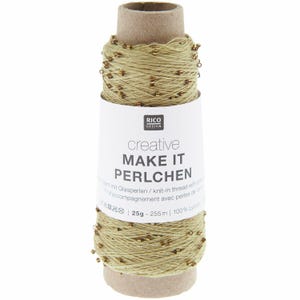 Könnte beinhalten: Eine Spule olivgrünes Garn mit kleinen, goldfarbenen Perlen. Das Etikett trägt die Aufschrift "creative MAKE IT PERLCHEN" mit dem Rico Design Logo. Die Spule enthält 25 Gramm Garn, ca. 255 Meter lang, aus 100% Lyocell.