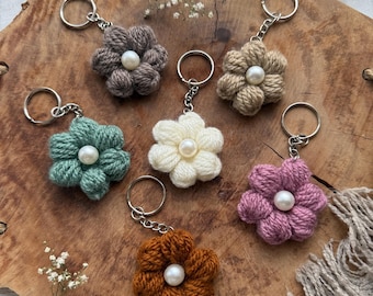 Crocheted flower pendant with bead | Crocheted keychain | Gift idea | Lalovelymacrame