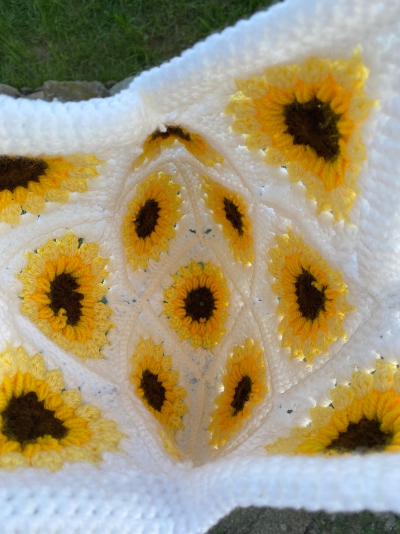 Gehäkelte Tasche Sonnenblumenmuster weiß, orange, gelb, braun Bild 3