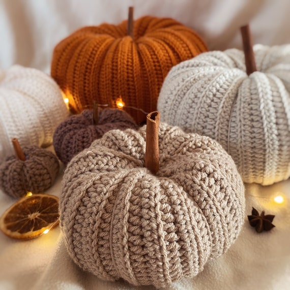 Kürbis gehäkelt - Gehäkelter Kürbis mit Zimtstange - Herbst Deko - Kürbis Deko für Herbst, Tisch & Halloween - Cozy Deko