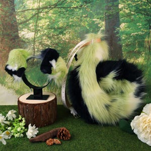 Könnte beinhalten: Ein Set aus pelzigen Cosplay-Accessoires, darunter ein Stirnband mit Ohren und ein Schwanz. Die Ohren sind limettengrün, schwarz und weiß, und der Schwanz ist limettengrün, schwarz und weiß. Die Accessoires werden auf einem Holzsockel präsentiert.