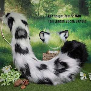 Peut inclure: Un ensemble de queue et d'oreilles en fausse fourrure tachetée noire et blanche. La queue mesure 95 cm de long. Les oreilles mesurent 7 cm de haut. L'ensemble est conçu comme accessoire de costume.