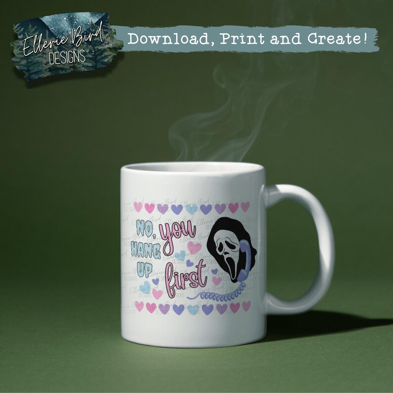 K&ouml;nnte beinhalten: Wei&szlig;e Keramik-Tasse mit einem Design mit dem Text "No, you hang up first" und einer Ghostface-Maske aus den Scream-Filmen. Das Design umfasst rosa, blaue und lila Herzen und ein Telefon. Die Tasse hat einen wei&szlig;en Henkel.