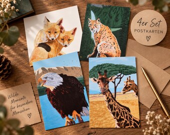 Può includere: Un set di quattro cartoline con illustrazioni di due cuccioli di volpe, una lince in una foresta, un'aquila calva e due giraffe nella savana. Un'etichetta circolare riporta 4er Set POSTKARTEN e un biglietto Wilde Momente für besondere Menschen.