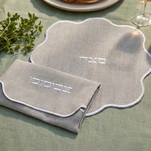 Peut inclure: Ensemble de trois tasses en céramique avec une finition mate et mouchetée. Les tasses sont de couleur crème, gris clair et gris foncé. Chaque tasse a un design simple et minimaliste.