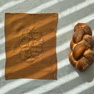 Powłoka Ruth Challah w kolorze cynamonowym z haftem challah i perłowymi ziarnami sezamu