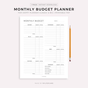 Può includere: Un pianificatore di budget mensile stampabile con un design minimalista. La pagina bianca presenta sezioni per entrate, spese, bollette, risparmi e debiti, con colonne per budget e importi effettivi. Una matita gialla è appoggiata sul lato destro.