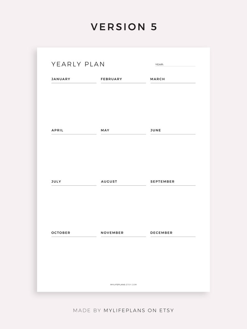 Puede incluir: Una plantilla de plan anual blanca minimalista con el texto "VERSION 5" en la parte superior. El plan incluye los meses de enero a diciembre, con espacio para escribir el a&ntilde;o. El nombre y el sitio web de la tienda Etsy est&aacute;n en la parte inferior.