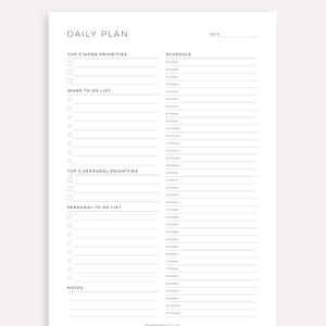 Peut inclure: Un planificateur quotidien imprimable noir et blanc avec des sections pour les priorit&eacute;s professionnelles et personnelles, les listes de t&acirc;ches et un horaire de 5h30 &agrave; 22h30. Le texte "DAILY PLANNER" est en haut de la page.