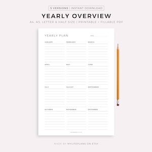 Könnte beinhalten: Ein weißer, druckbarer Jahresplaner mit schlichtem Design. Der Planer enthält Abschnitte für jeden Monat mit Linien für Notizen. Ein gelber Bleistift liegt auf der rechten Seite. Text enthält "Yearly Overview" und "Yearly Plan."