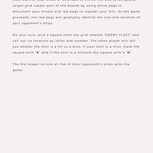 K&ouml;nnte beinhalten: Ein schwarz-wei&szlig;es Textdokument mit Anweisungen zum Spielen eines Battleship-Spiels. Der Text erkl&auml;rt, wie man Sch&uuml;sse und Treffer auf einem Gitter mit wei&szlig;en und roten Stiften markiert. Der Text erkl&auml;rt auch, wie man die Position eines Schusses aufruft und wie man Fehlsch&uuml;sse und Treffer auf dem Gitter markiert.