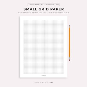 Może przedstawiać: Biała kartka z małym papierem w kratkę z ołówkiem na jasnoróżowym tle. U góry widnieje napis "SMALL GRID PAPER" i "FOR HAPPY PLANNER CLASSIC & BIG | PRINTABLE PDF". Ołówek jest żółty z różową gumką.