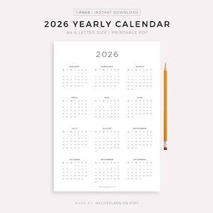 Può includere: Un calendario annuale 2026 bianco con un design minimalista. Il calendario è stampato su un foglio di carta bianco con i mesi dell'anno visualizzati in un formato a griglia. Una matita gialla è posizionata sul lato destro.